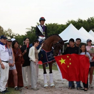 中國(guó)騎手饒嘉怡斬獲2025亞錦賽盛裝舞步第一中級(jí)個(gè)人冠軍